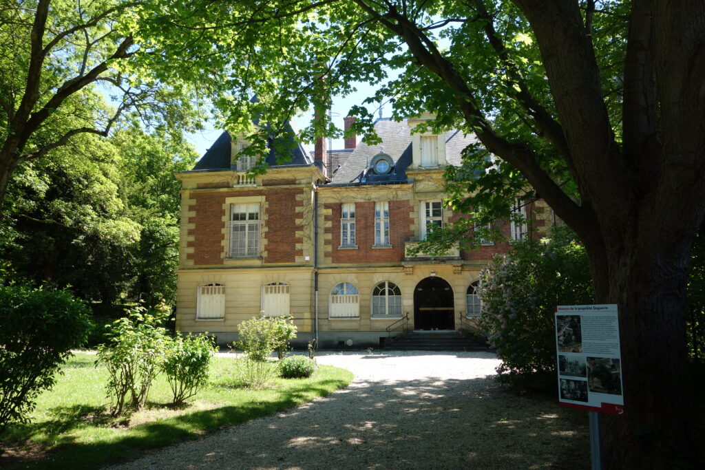 Propriété Daguerre, vue du bâtiment entre les arbres - Agrandir l'image, fenêtre modale