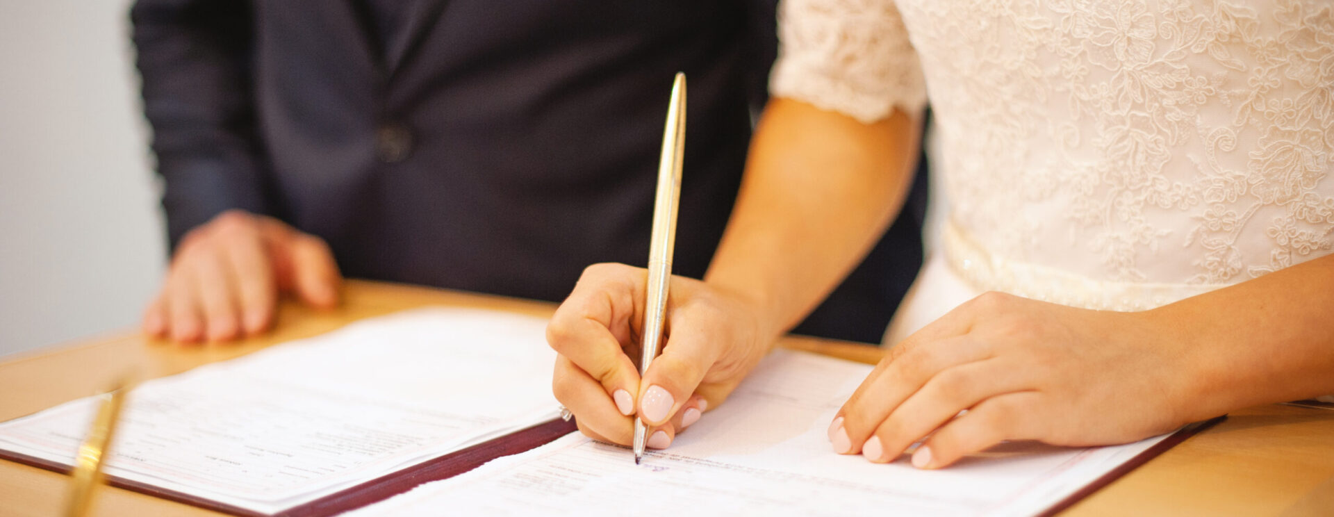 Mariée qui signe un document