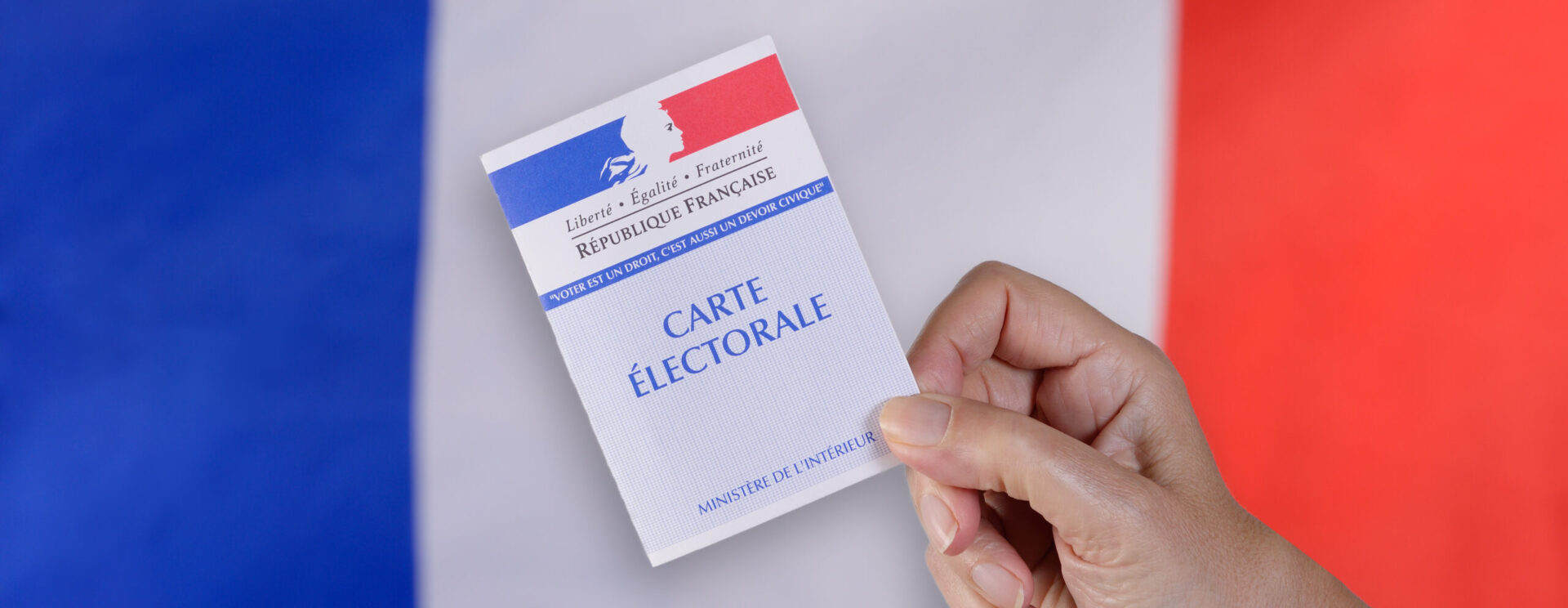 Carte électorale devant un drapeau tricolore