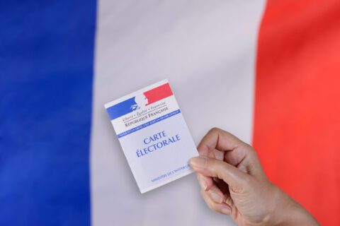 Carte électorale devant un drapeau tricolore