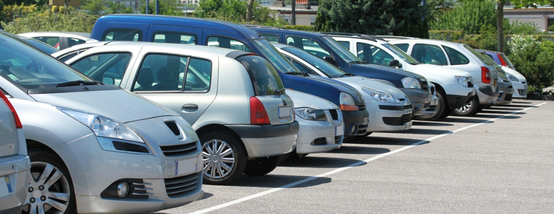 Voitures garées dans un parking