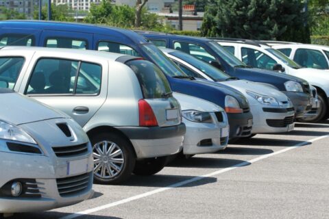 Voitures garées dans un parking