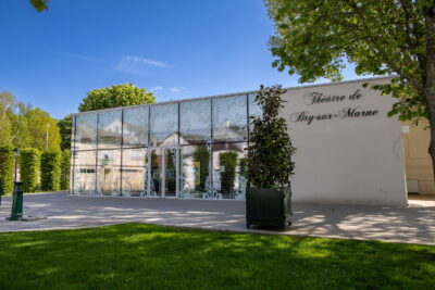 Joli bâtiment vitré d'un côté et bétonné de l'autre, nommé "théâtre de Bry-sur-Marne" - Agrandir l'image 5 sur 5, fenêtre modale