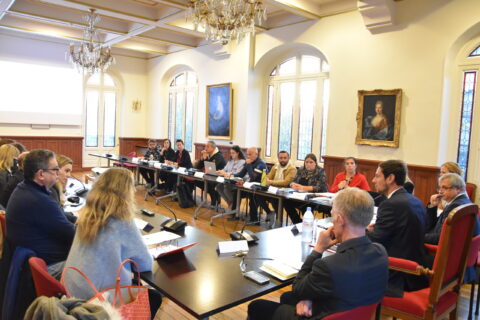 Personnes assises autour d'une grande table