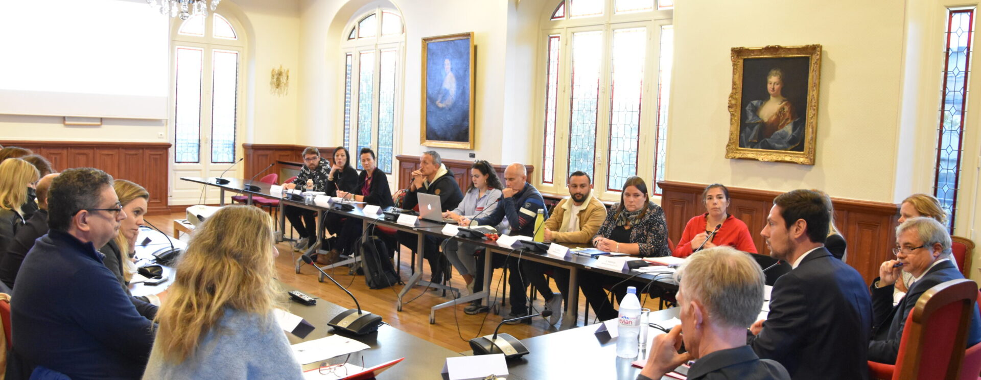 Personnes assises autour d'une grande table
