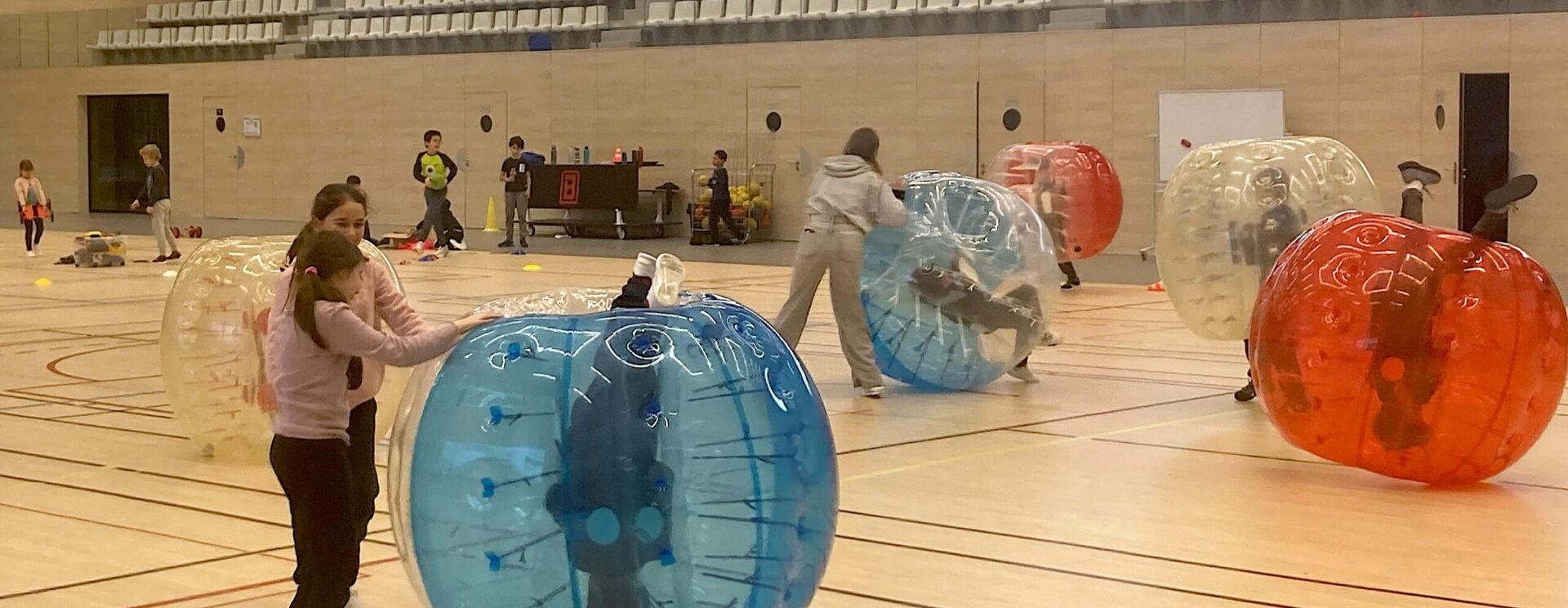 Enfants qui jouent dans un gymnase