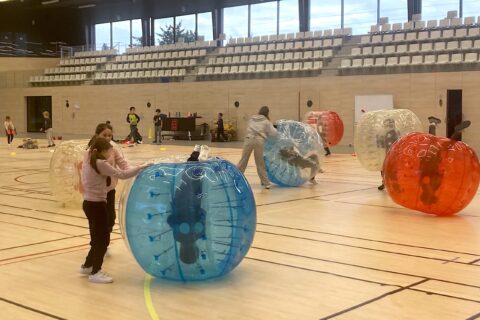 Enfants qui jouent dans un gymnase
