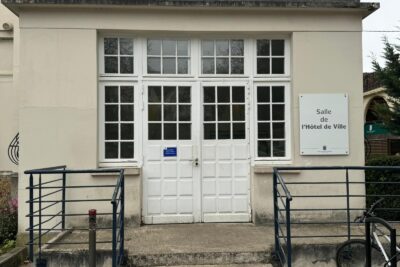 Entrée salle de l'Hôtel de Ville - Agrandir l'image 2 sur 5, fenêtre modale