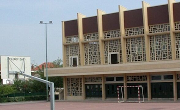 Gymnase avec terrain de sport