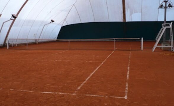 Court de tennis intérieur