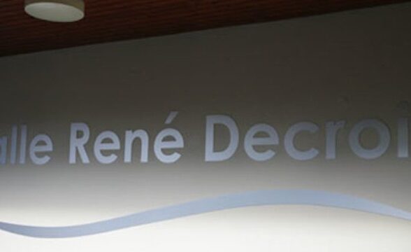 "Salle René Decroix" inscrit sur un mur