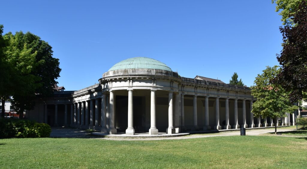 Colonnade du square de Lattre de Tassigny entourée de pelouse et d'arbres  - Agrandir l'image, fenêtre modale
