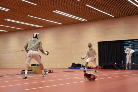 Personnes qui font de l'escrime