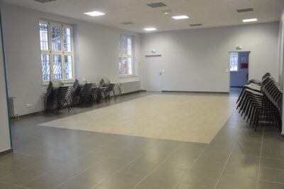 Grande salle avec chaises empilées - Agrandir l'image 4 sur 5, fenêtre modale