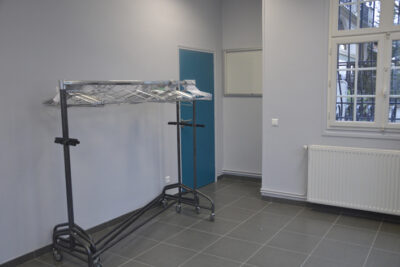 Portant dans une salle - Agrandir l'image 5 sur 5, fenêtre modale