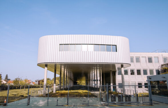 Bâtiment blanc moderne