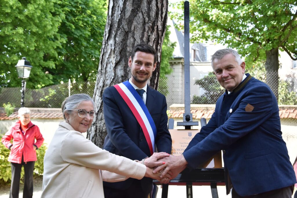 Trois personnes qui se serrent la main - Agrandir l'image, fenêtre modale