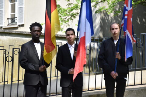 Jeunes garçons qui portent des drapeaux
