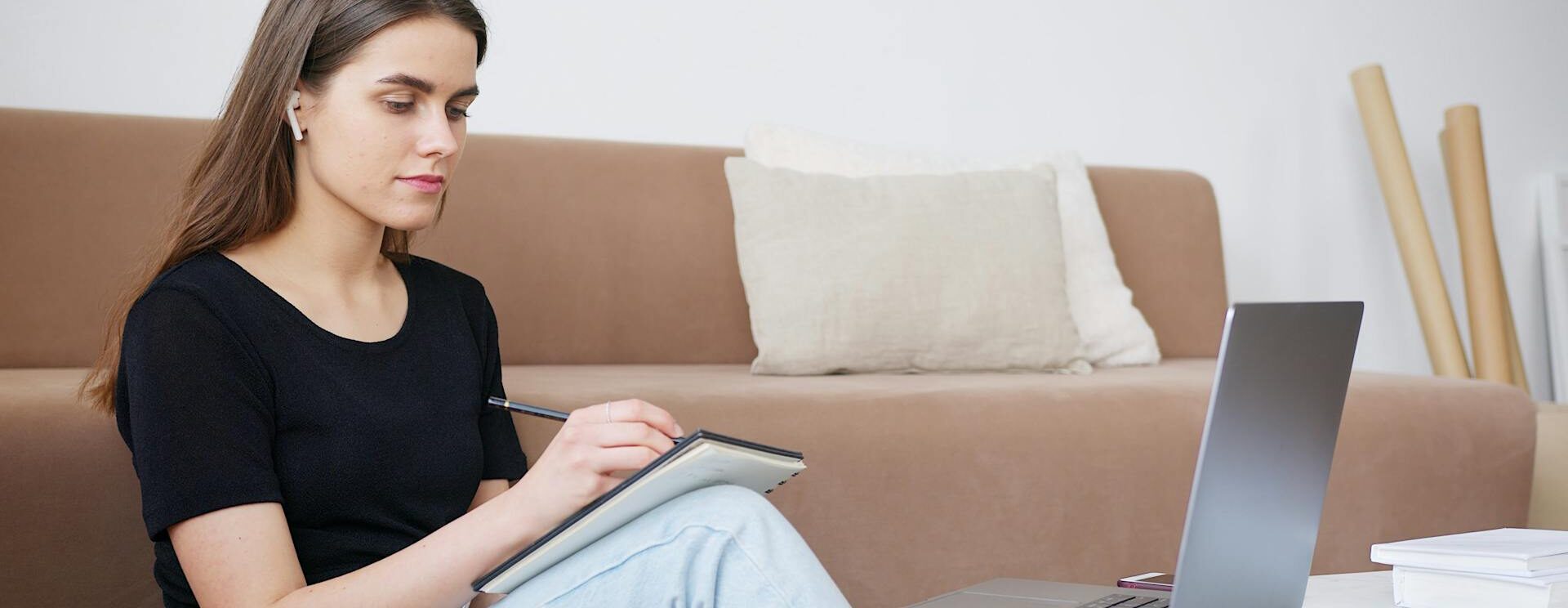 Jeune fille qui écrit devant un ordinateur