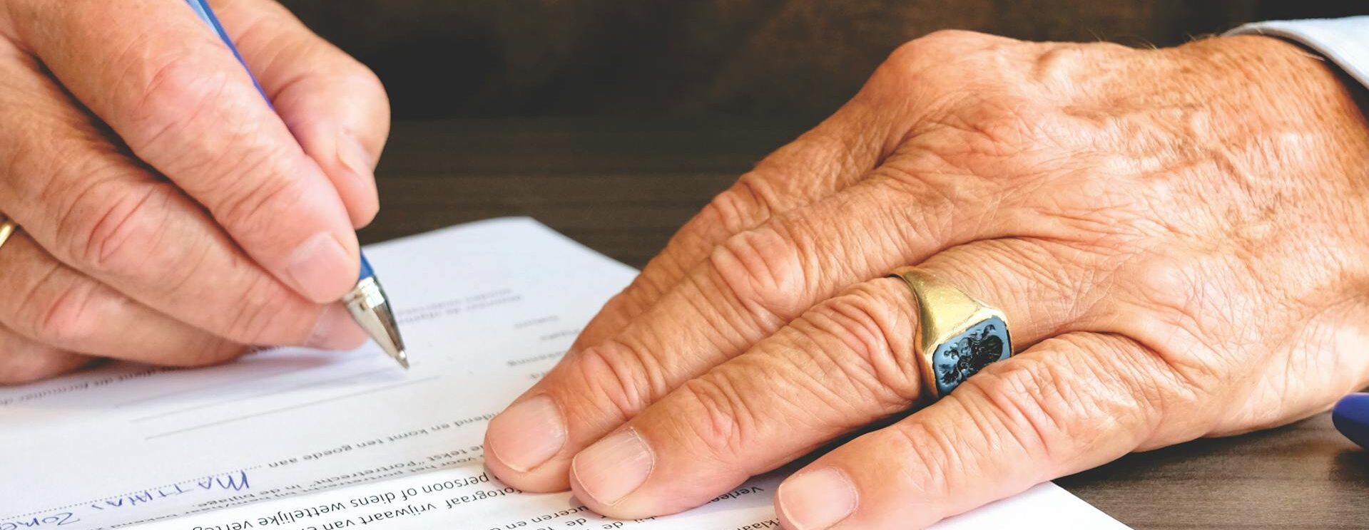 Main qui écrit sur un document