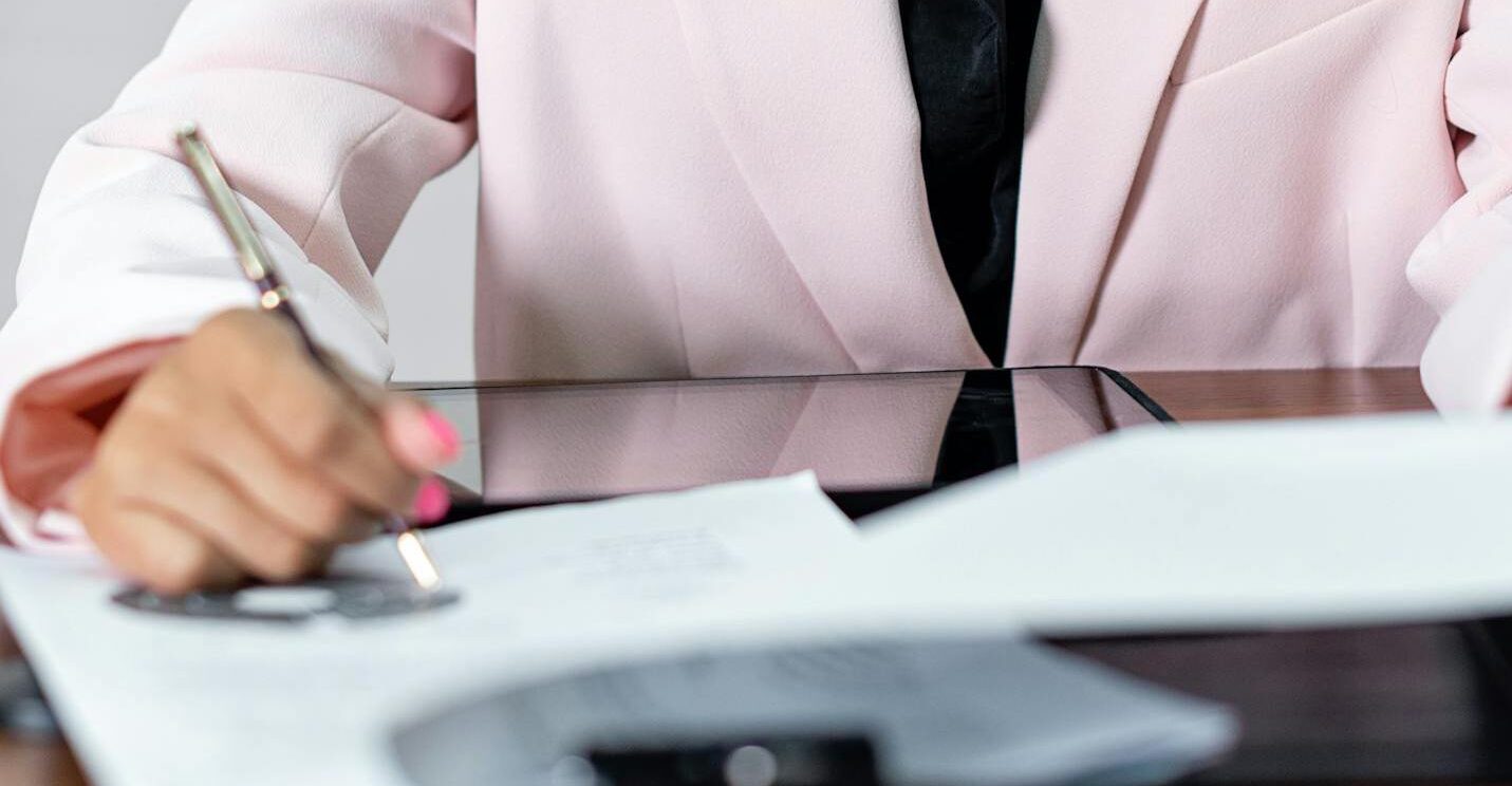 Femme qui écrit sur un document