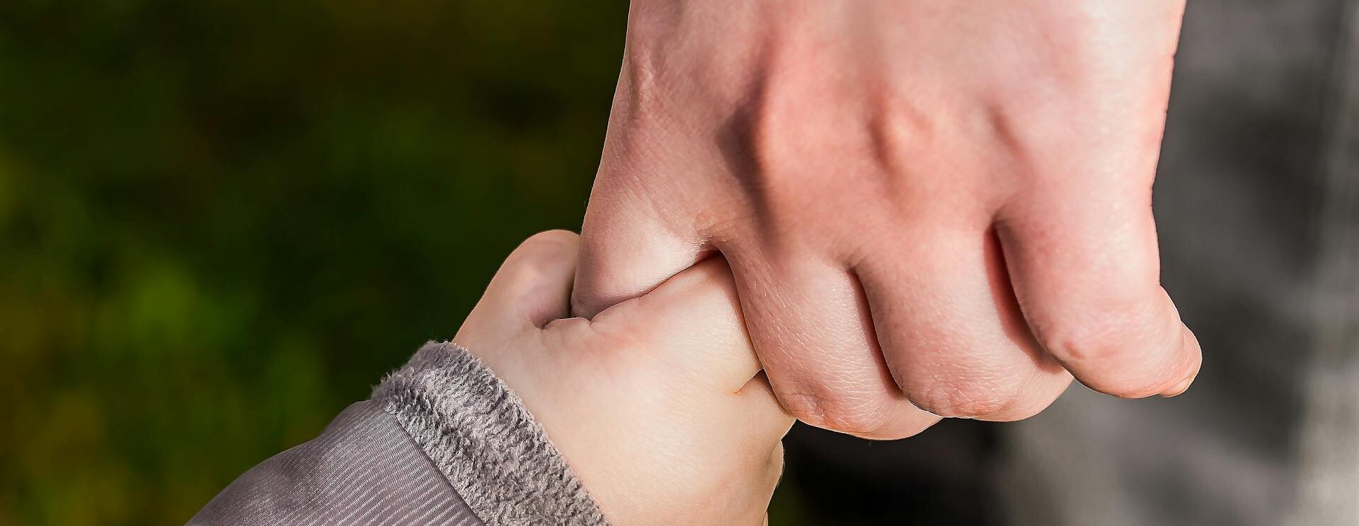 Main d'enfant et d'adulte qui se tiennent