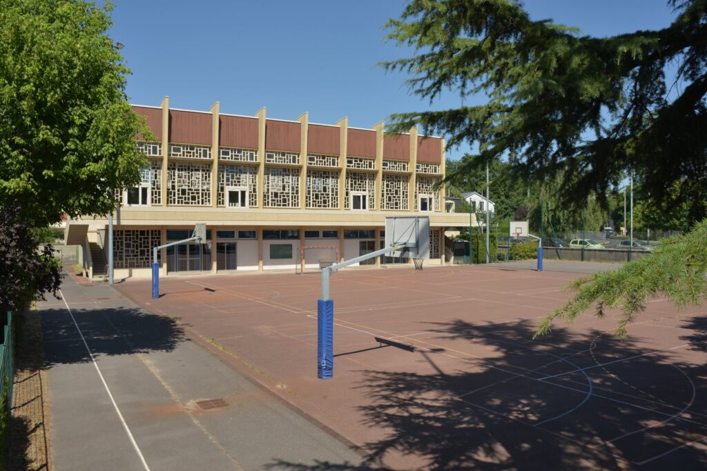 Gymnase avec terrain multi-sports au premier plan - Agrandir l'image, fenêtre modale