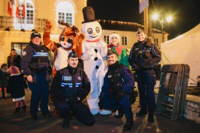 Police Municipale qui pose en photo avec un bonhomme de neige, un cerf et un lutin - Agrandir l'image 2 sur 21, fenêtre modale