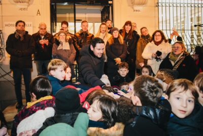 Groupe d'enfants autour de Monsieur le Maire - Agrandir l'image 6 sur 21, fenêtre modale