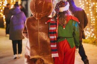 Deux personnes qui marchent dans la rue, habillées en cerf et en lutin - Agrandir l'image 14 sur 21, fenêtre modale