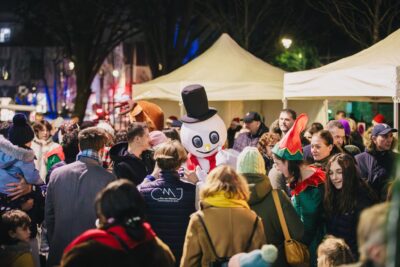 Homme habillé en bonhomme de neige dans une foule - Agrandir l'image 7 sur 21, fenêtre modale