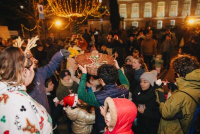 Groupe d'enfants, dont un qui porte un panier de bonbons - Agrandir l'image 3 sur 21, fenêtre modale