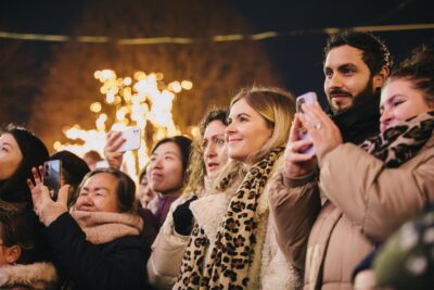 Plusieurs personnes qui regardent dans la même direction - Agrandir l'image 4 sur 21, fenêtre modale