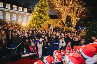 Public qui regarde une chorale d'enfants - Agrandir l'image 10 sur 21, fenêtre modale