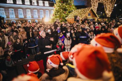 Public qui regarde une chorale d'enfants - Agrandir l'image 8 sur 21, fenêtre modale