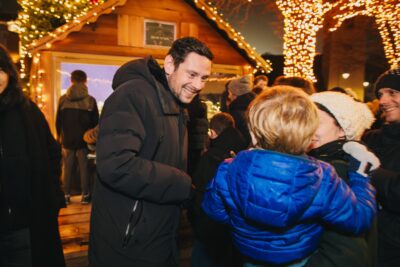 Monsieur le Maire qui parle à une femme et son enfant - Agrandir l'image 5 sur 21, fenêtre modale