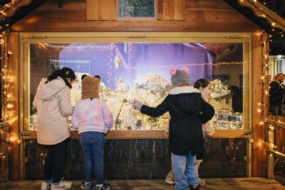 Enfants qui regardent une crèche qui se trouve dans une cabane en bois - Agrandir l'image 13 sur 21, fenêtre modale