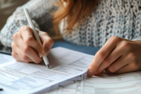 Femme qui écrit avec un stylo
