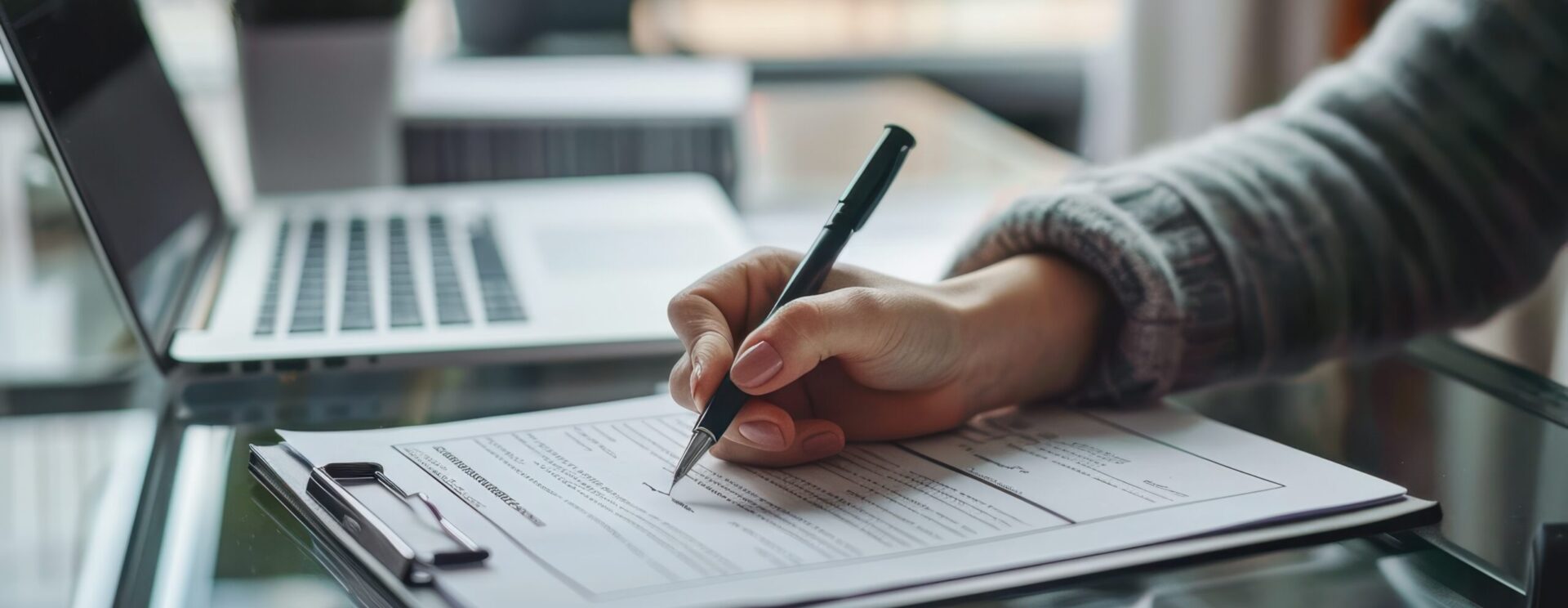 Main qui tient un stylo