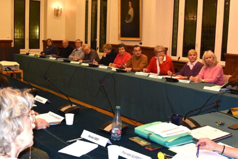 Personnes assises autour d'une grande table