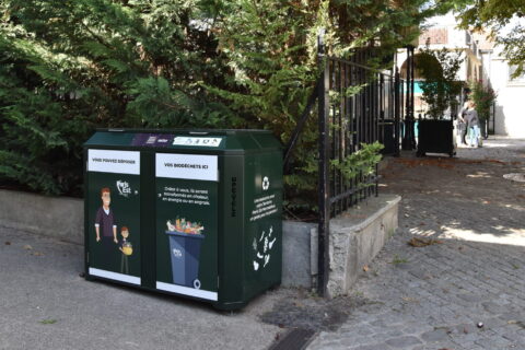Poubelles dans une rue