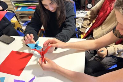 Deux jeunes filles qui font des origamis - Agrandir l'image 7 sur 12, fenêtre modale