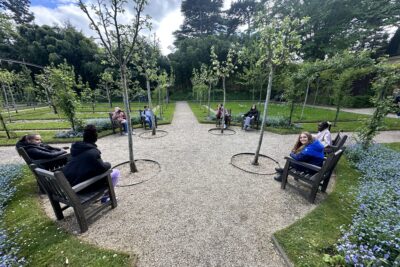 Jeunes assis dans un parc - Agrandir l'image 6 sur 12, fenêtre modale