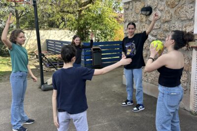 Jeunes qui jouent avec un ballon - Agrandir l'image 1 sur 12, fenêtre modale
