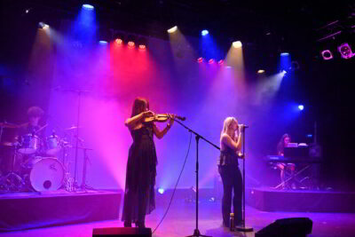 Femme qui chante au micro accompagnée d'une femme qui joue du violon - Agrandir l'image 10 sur 12, fenêtre modale