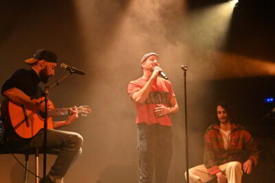 Homme qui chante avec deux musiciens sur une scène - Agrandir l'image 11 sur 12, fenêtre modale