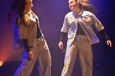 Deux jeunes filles habillées pareil qui dansent sur une scène - Agrandir l'image 12 sur 12, fenêtre modale