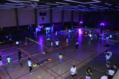 Jeunes dans un gymnase dans le noir, les couleurs ressortent fluorescentes - Agrandir l'image 8 sur 12, fenêtre modale