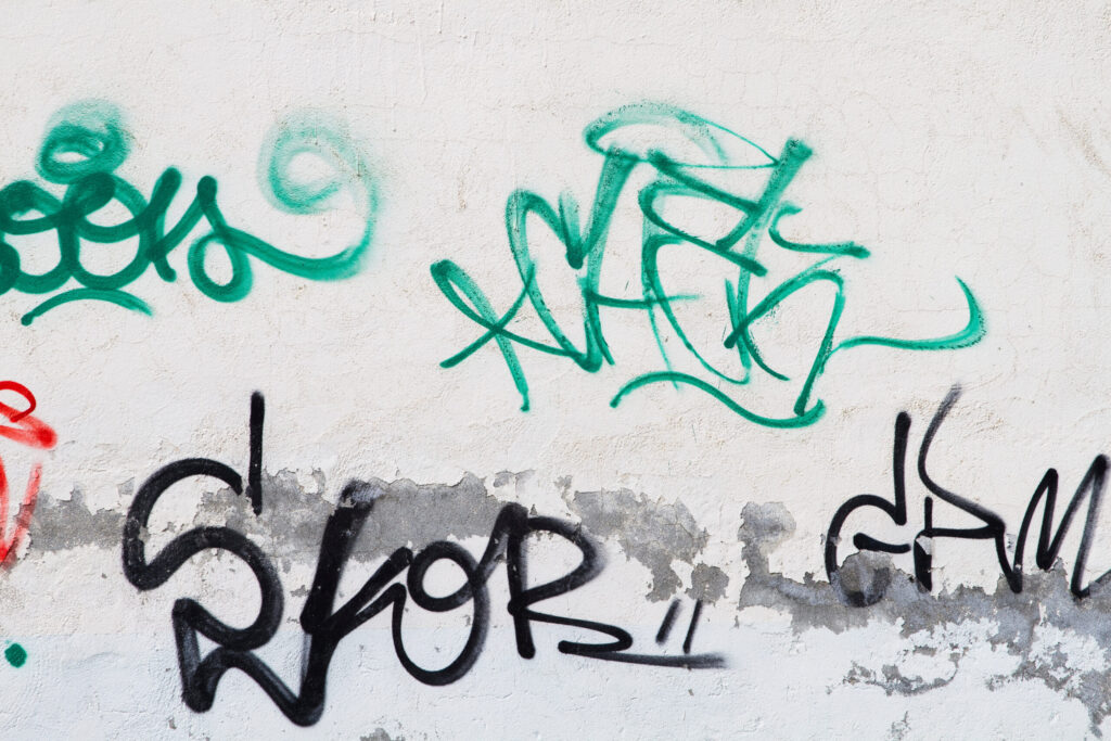 Graffitis sur un mur - Agrandir l'image, fenêtre modale