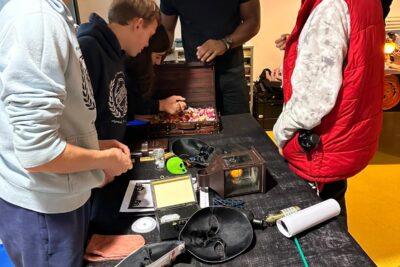 Jeunes autour d'une table de bricolage - Agrandir l'image 5 sur 12, fenêtre modale